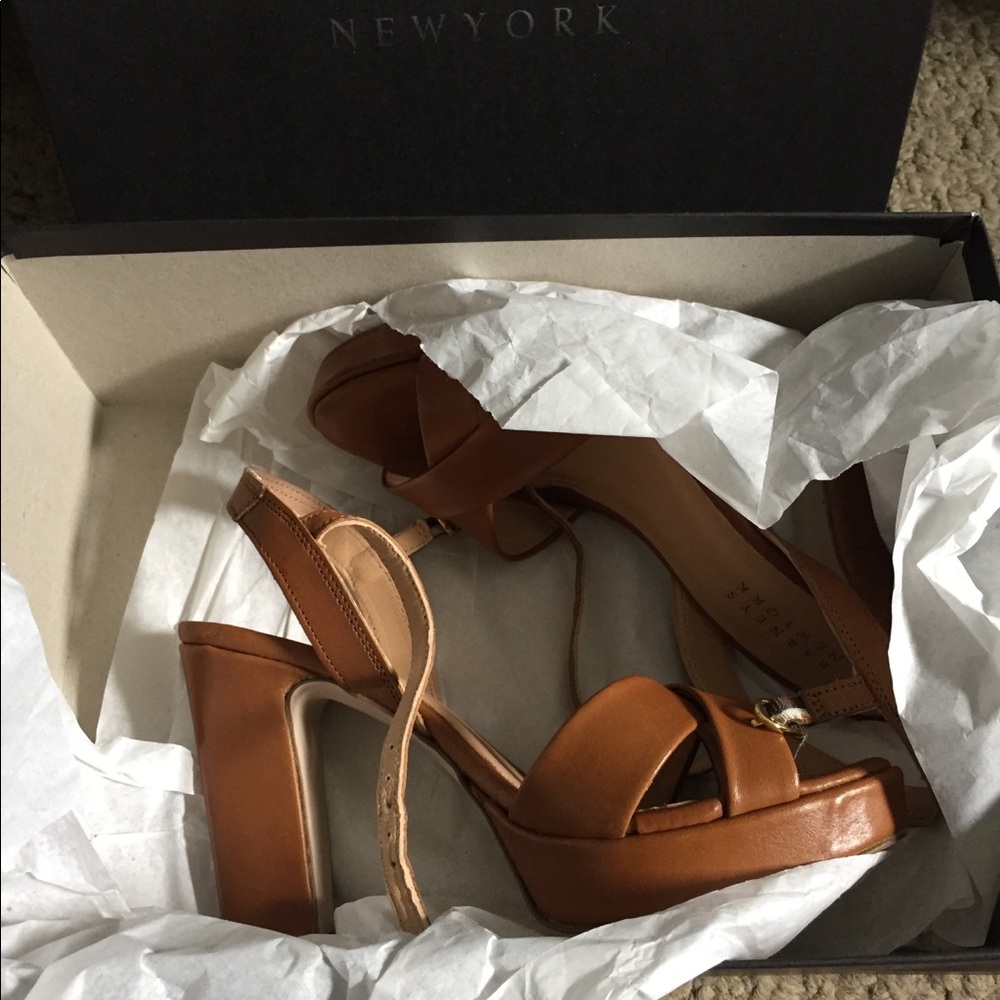 BARNEYS NY TAN PLATFORM HEELS SZ 6/36